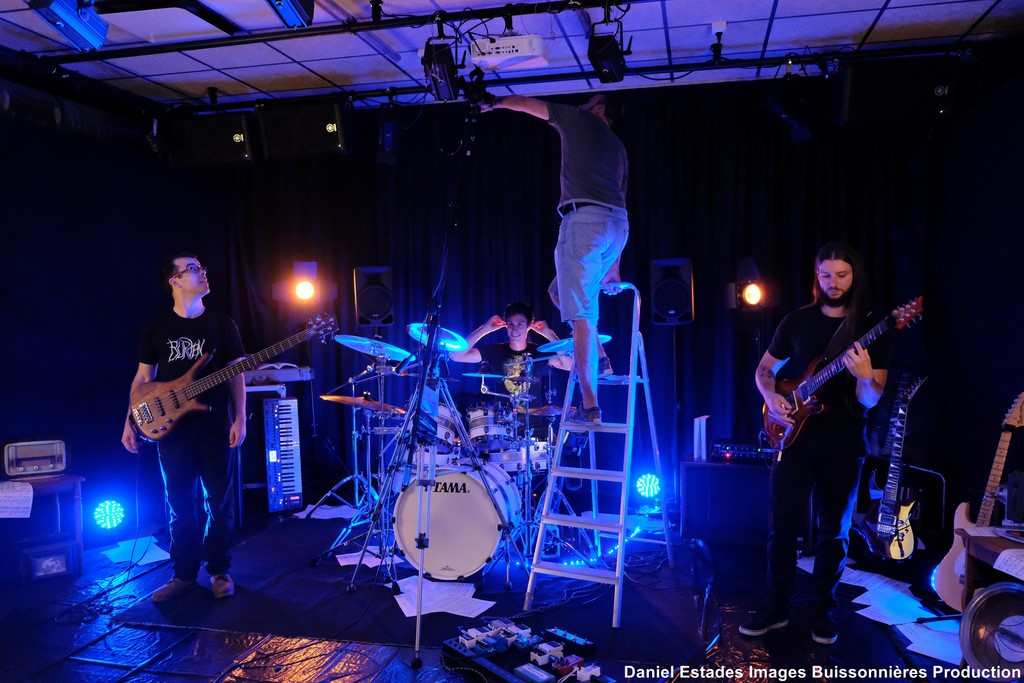 Pour faire des plans en vue de dessus, rien de tel qu'une mini-grue entendue a son maximum.