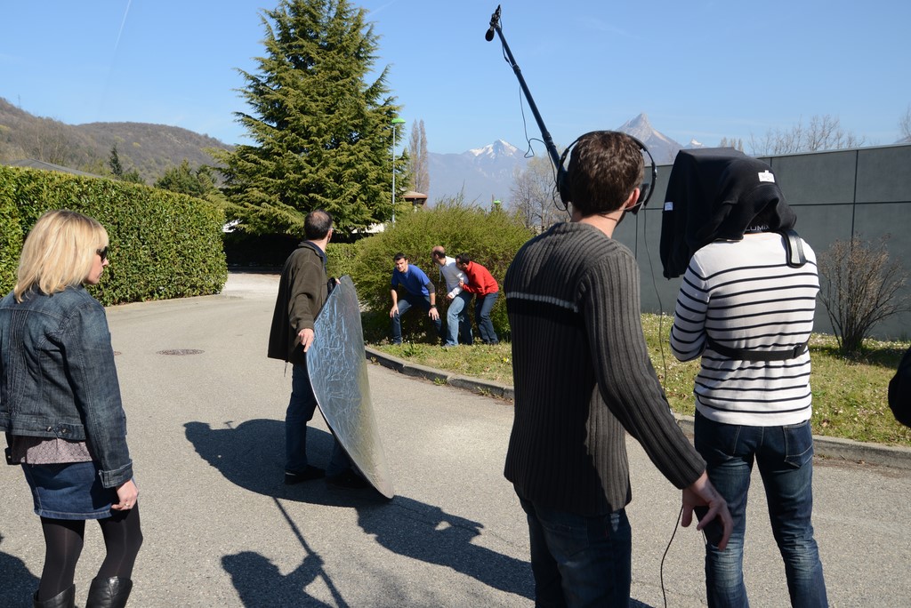 Trop de soleil pour y voir quoi que ce soit, obligé de se cacher sous un tee-shirt !