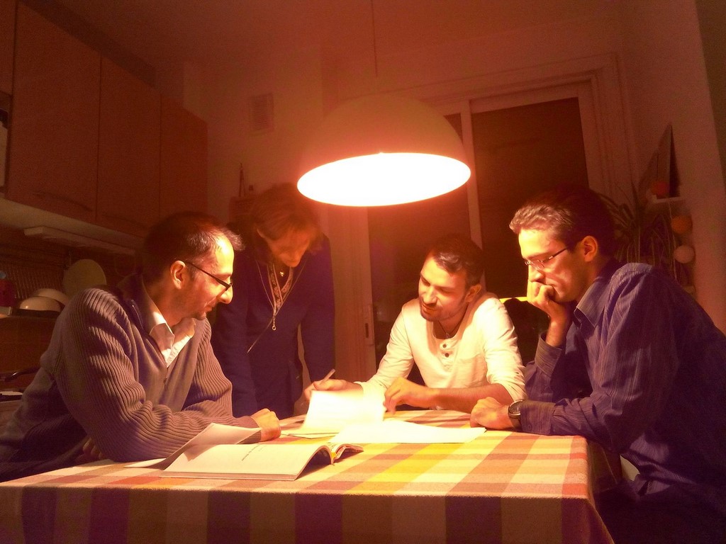 En équipe, réunion de synchronisation obligatoire pour determiner qui fait quoi sur le plateau